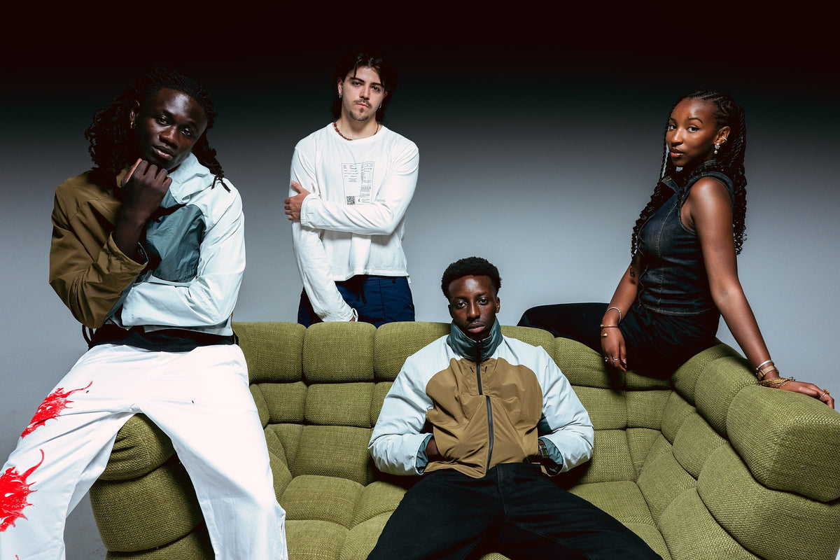 Los cuatro fundadores de TroubleMag alrededor del sofa del estudio