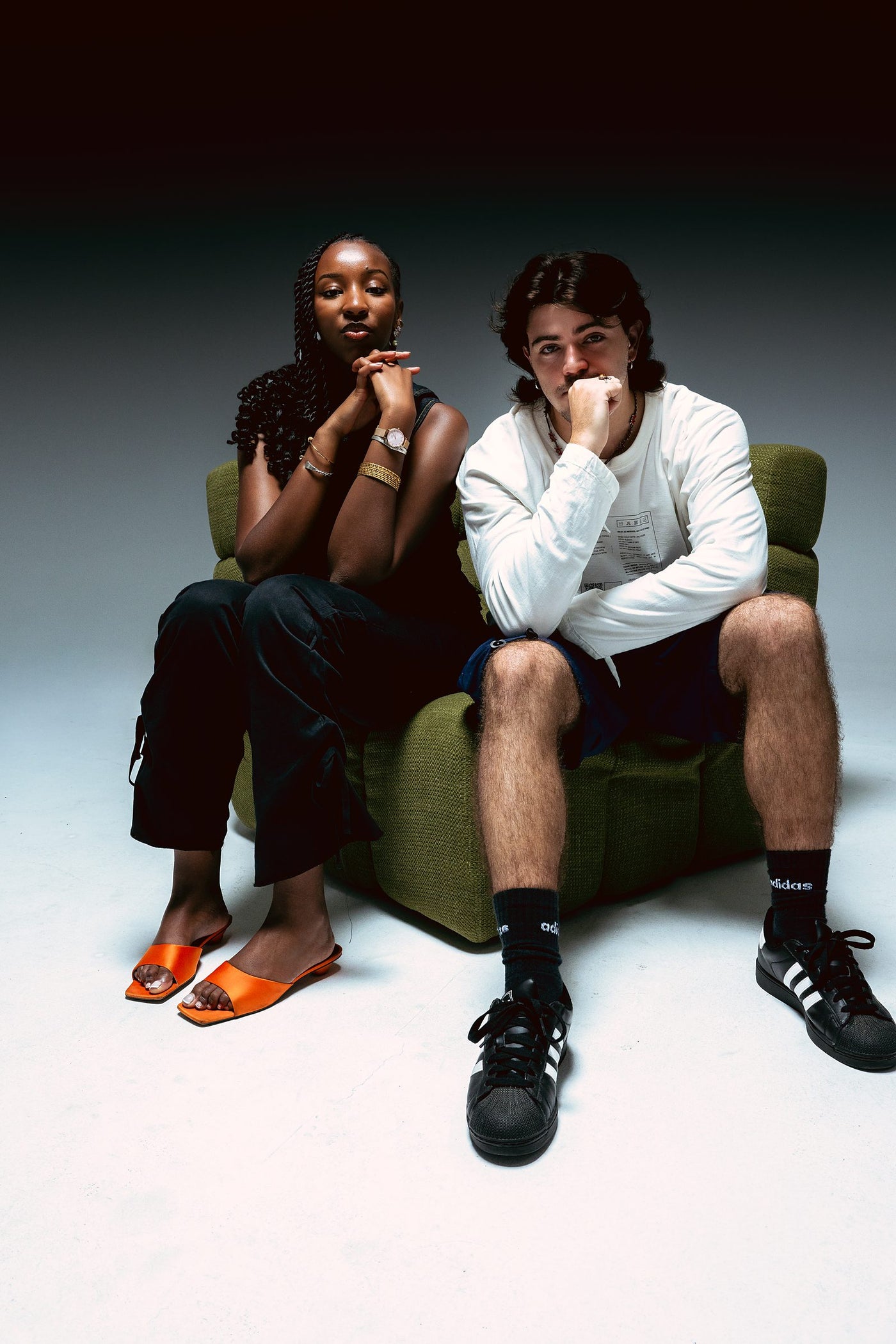 Binta y Marc sentados en el sofa del estudio